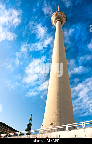 Der Fernsehturm am Alexanderplatz, Berlin, Deutschland. Stockfoto