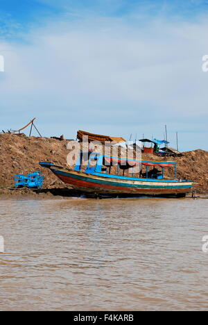 Kleines Fischerboot aus dem Wasser an den schwimmenden Dörfern am Tonle Sap Fluss, Kambodscha Stockfoto