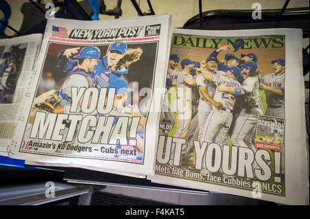 Schlagzeilen von New York Zeitungen auf Freitag, 16. Oktober 2015 zu sehen sind Berichterstattung über den Vortagen Sieg durch die New York Mets gegen die Los Angeles Dodgers Clinchen die National League Division Series (NLDS) die Mets jetzt fortfahren, um die Cincinnati Jungen zu spielen. für die National League Championship Series (NLCS).  (© Richard B. Levine) Stockfoto