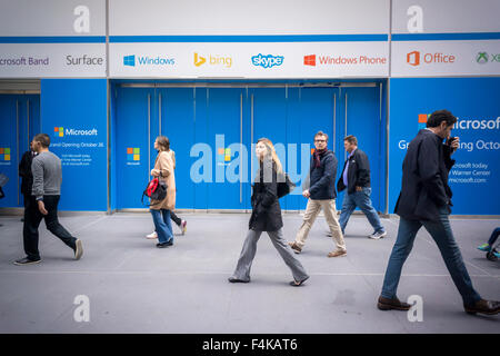 Passanten gehen vorbei an der bald zu eröffneten Flagship-Microsoft-Store auf der Fifth Avenue, gesehen auf Freitag, 16. Oktober 2015 sein. Der Shop wird voraussichtlich am 26. Oktober eröffnet. (© Richard B. Levine) Stockfoto