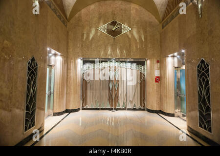 Lobby des 570 Lexington Avenue, bekannt als das General Electric Building in Midtown Manhattan in New York auf Sonntag, 18. Oktober 2015 im Rahmen der Open House New York Veranstaltung. Das Art-Deco-Meisterwerk war ursprünglich bekannt als die RCA Victor Building als im Jahre 1931 gebaut und wurde von John W. Cross & Kreuz Kreuz entworfen. (© Richard B. Levine) Stockfoto