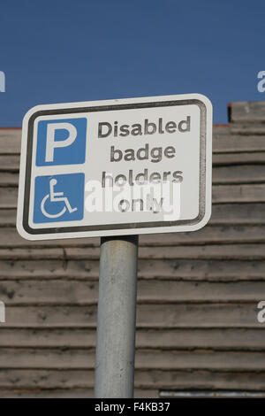 BEHINDERTENAUSWEISES INHABER NUR PARKPLATZ MELDEN Stockfoto