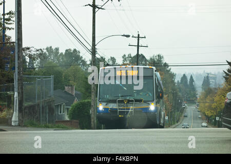 BURNABY, BC, Kanada (Vancouver) - 19. Oktober 2015. Eine öffentliche Verkehrsmittel Bus im Großraum Vancouver blinkt ein Zeichen Menschen ermutigen, heute abzustimmen. Kanadier gehen zu den Abstimmungen heute ihre Regierung zu wählen. Credit: Maria Janicki/Alamy Stockfoto