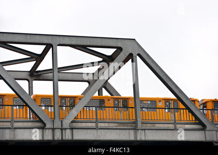 Gelben U-Bahn über die Brücke, Berlin, Deutschland. Isoliert auf weiss. Stockfoto