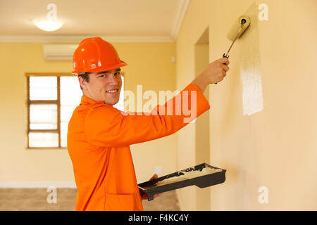 junge Unternehmer Malerei Wand im Inneren des Hauses Stockfoto