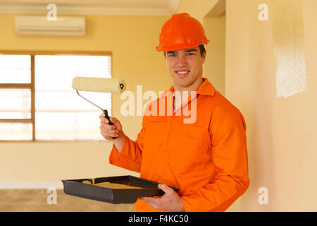 junge Unternehmer im Inneren des Hauses malen Stockfoto