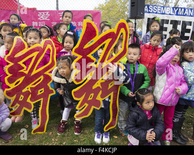 Kleine Kinder stellen in China Day Festival und Laternenumzug in Chinatown in Sunset Park, Brooklyn, New York, Oct.18, 2015. Stockfoto