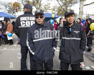 Zivile Patrouille in China Day Festival und Laternenumzug in "Kleine Chinatown" in Sunset Park in Brooklyn, NY, Oct.18, 2015. Stockfoto