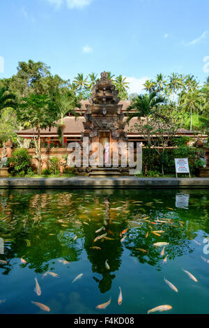 Touristen, die einen Beitrag in einer der kleinen Tempel im Bezirk Ubud während der religiösen Zeremonie geben. Stockfoto