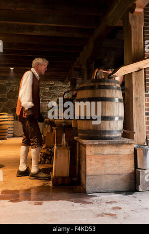 Whiskey Brennerei arbeiten bei George Washington's Distillery, Mount Vernon - Alexandria, Virginia, USA Stockfoto