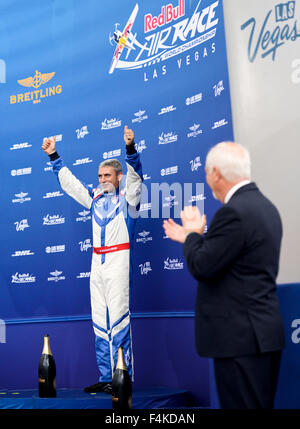 Las Vegas, USA. 18. Oktober 2015. Paul Bonhomme von Großbritannien beendete 2. im heutigen Rennen und 1. Allgemeine für die Saison in der Meisterklasse von 2015 Red Bull Air Race Las Vegas Nevada Credit: Ken Howard/Alamy Live News Stockfoto