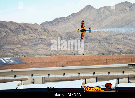 Las Vegas, USA. 18. Oktober 2015. Piloten Manöver durch den Kurs bei Geschwindigkeiten über 220 Meilen pro Stunde auf dem Red Bull Air Race in Las Vegas. Credit: Ken Howard/Alamy Live-Nachrichten Stockfoto