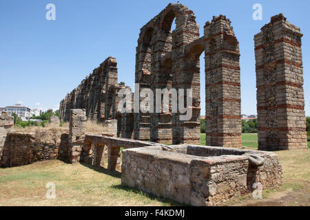 Brunnen neben der Aquädukt von Los Milagros, Merida, Spanien Stockfoto