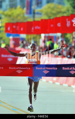 Dickson Chumba von Kenia hebt triumphierend die Arme, während über die Band als Gewinner der Chicago Marathon 2015 zu brechen. Chicago, Illinois, USA. Stockfoto