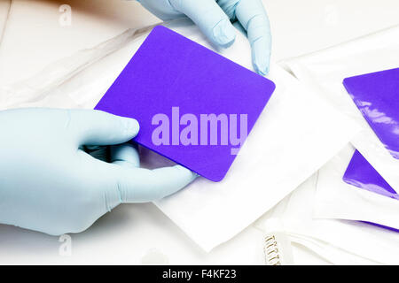 Krankenschwester bereitet bakteriostatische Schaum Wunde Dressing für den Einsatz. Stockfoto