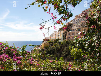 Bunte Häuser von Positano, Italien verschütten hinunter den Hügel bis zum Meer. Stockfoto