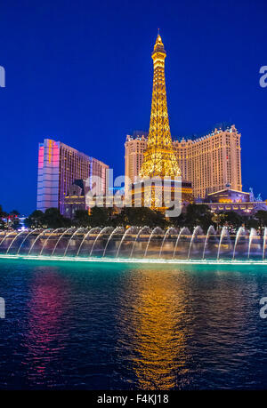 Nachtansicht der tanzenden Springbrunnen des Bellagio und der Eiffelturm Replik des Paris Hotel in Las Vegas Stockfoto