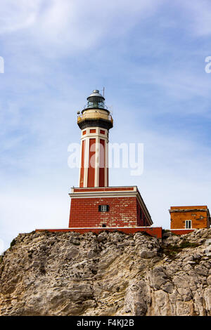 Leuchtturm auf einem felsigen Bergrücken mit Blick auf das Meer von Capri Stockfoto