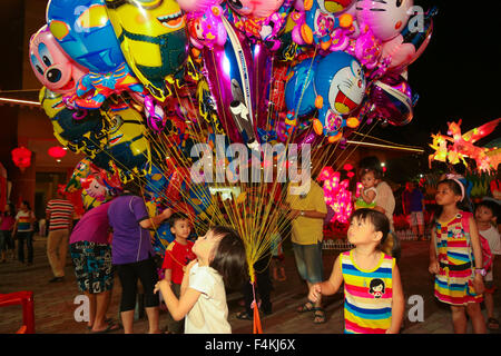 Kinder sind fasziniert von den bunten Luftballons an FGS Tempel, Jenjarom Malaysia während Chinesisches Neujahr 2014... Stockfoto