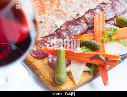 Nahaufnahme von roten Wein und Wurst-board Stockfoto