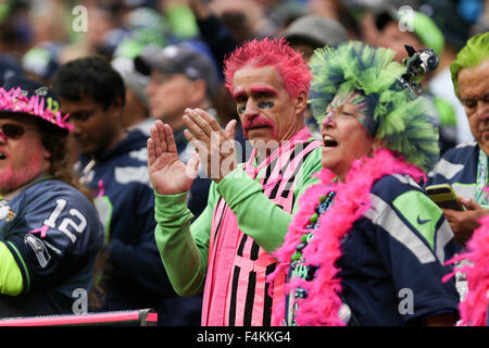 Fans jubeln von der Tribüne aus. Die Seattle Seahawks gespielt die Carolina Panthers bei CenturyLink Field in Seattle, WA am 18. Oktober 2015. 18. Oktober 2015. © David Blair/ZUMA Draht/Alamy Live-Nachrichten Stockfoto