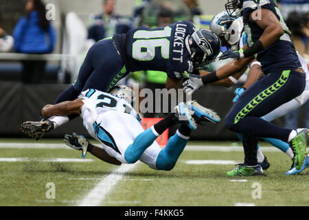 18. Oktober 2015 - TYLER LOCKETT (16) in Angriff genommen wird. Die Seattle Seahawks gespielt die Carolina Panthers bei CenturyLink Field in Seattle, WA am 18. Oktober 2015. © David Blair/ZUMA Draht/Alamy Live-Nachrichten Stockfoto