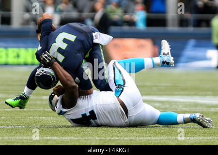 18. Oktober 2015 - RUSSELL WILSON (3) in Angriff genommen wird. Die Seattle Seahawks gespielt die Carolina Panthers bei CenturyLink Field in Seattle, WA am 18. Oktober 2015. © David Blair/ZUMA Draht/Alamy Live-Nachrichten Stockfoto