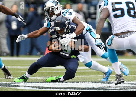 18. Oktober 2015 - RUSSELL WILSON (3) in Angriff genommen wird. Die Seattle Seahawks gespielt die Carolina Panthers bei CenturyLink Field in Seattle, WA am 18. Oktober 2015. © David Blair/ZUMA Draht/Alamy Live-Nachrichten Stockfoto