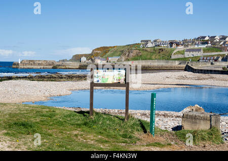 Blick nach Westen entlang Cullen Strand und Bucht, Infotafel, Moray Firth, Schottland. Stockfoto