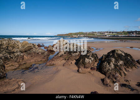 Blick nach Osten entlang Cullen Strand und die Bucht, Moray Firth, Schottland. Stockfoto