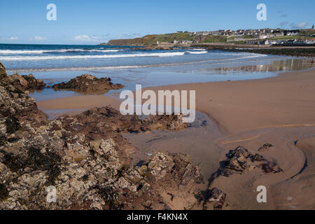 Blick nach Osten entlang Cullen Strand und die Bucht, Moray Firth, Schottland. Stockfoto