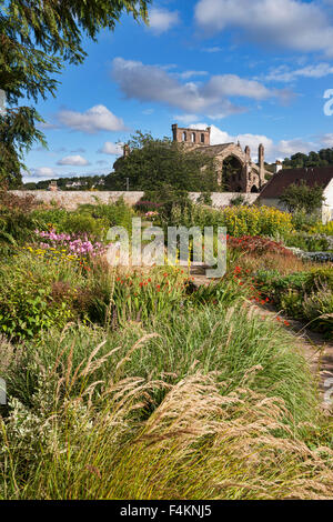 Melrose Abbey aus Harmonie Gärten, Grenzen Region, Schottland Stockfoto