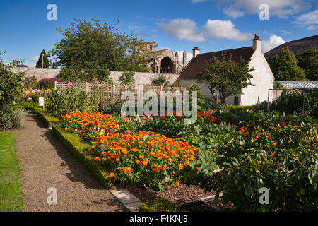 Melrose Abbey von Harmonie Gärten grenzt Region, Schottland Stockfoto