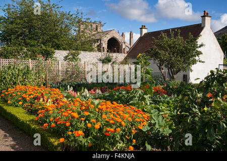 Melrose Abbey von Harmonie Gärten grenzt Region, Schottland Stockfoto