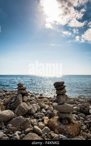 Kunst der Stein Balance, Steinhaufen am Strand. Ibiza, Spanien Stockfoto