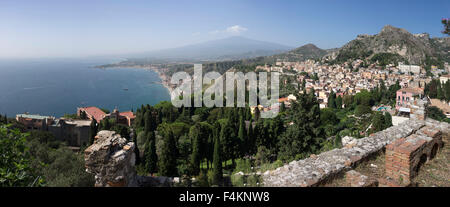 Panoramablick von Taormina in Sizilien mit dem Ätna im Hintergrund und Giardini Naxos Stockfoto