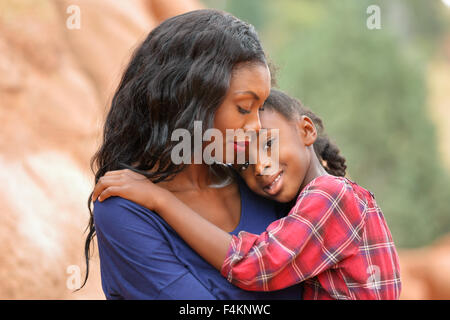 Liebevolle Mutter ihre kleine Tochter trösten Stockfoto