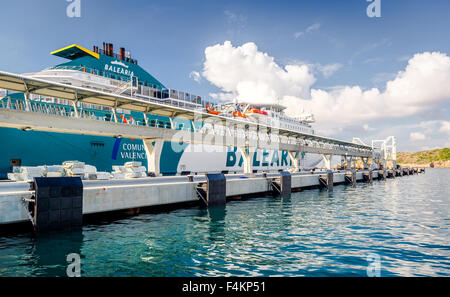 Schnellen Fähre Balearia im Hafen von Ibiza Stockfoto