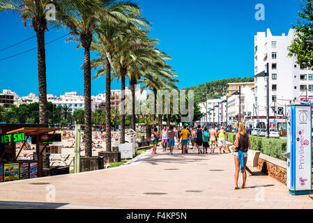 Menschen zu Fuß entlang der palmengesäumten Strandpromenade in sonnigen Tag Stockfoto