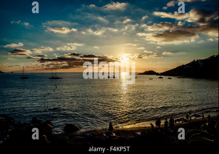 Herrlichen Sonnenuntergang über dem Mittelmeer und Segelboote silhouette Stockfoto