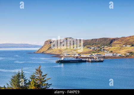 Caledonian MacBrayne ferry Hebriden an den Hafen von Uig, Isle Of Skye, innere Hebriden, Highland, Schottland, UK Stockfoto