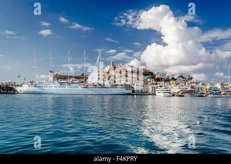 Am Wasser Blick auf die Altstadt Dalt Vila und festgemachten Schiffe in den Hafen von Ibiza, Balearen. Spanien Stockfoto