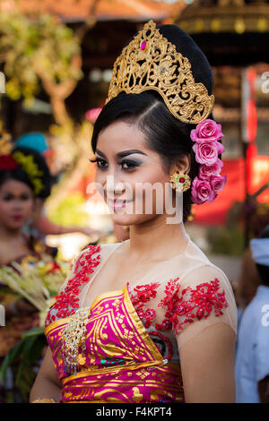 Schöne junge balinesische Frau in traditioneller Kleidung bei Sanur Dorffest am 30. August 2015 in Bali, Indonesien Stockfoto