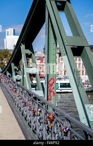 Liebesschlösser auf der eisernen Brücke in Frankfurt Am Main, Deutschland Stockfoto