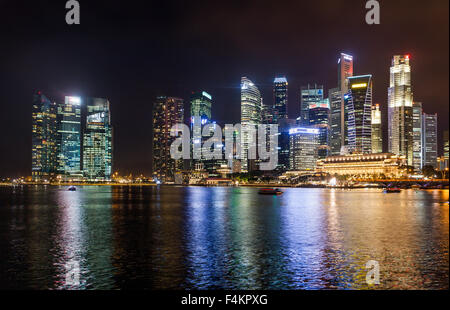 Nachtansicht des Marina Bay, Singapur und die Skyline von Singapur Stockfoto