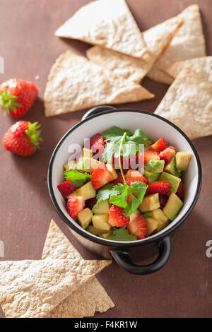 Avocado-Erdbeer-Salsa mit Tortilla-chips Stockfoto