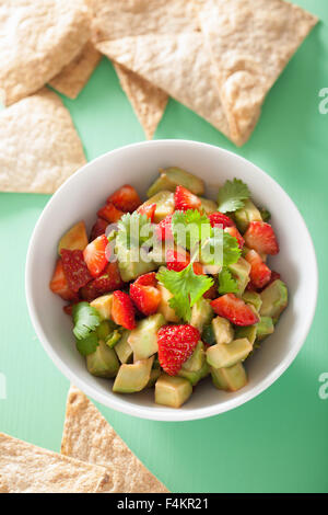 Avocado-Erdbeer-Salsa mit Tortilla-chips Stockfoto