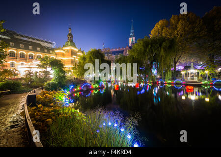 Der See im Tivoli Gardens in der Nacht, in Kopenhagen, Dänemark. Stockfoto