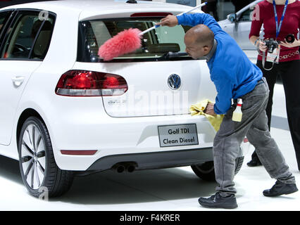 Datei - Datei Bild datiert 11. Januar 2010 zeigt ein Mann Reinigung Golf TDI Clean Diesel auf dem Volkswagen Stand in der North American International Auto Show (NAIAS) in Detroit, USA. FOTO: FRISO GENTSCH Stockfoto