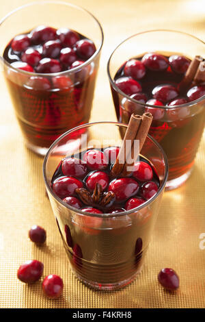 Glas Glühwein mit Preiselbeeren und Gewürze, Winter-Getränk Stockfoto